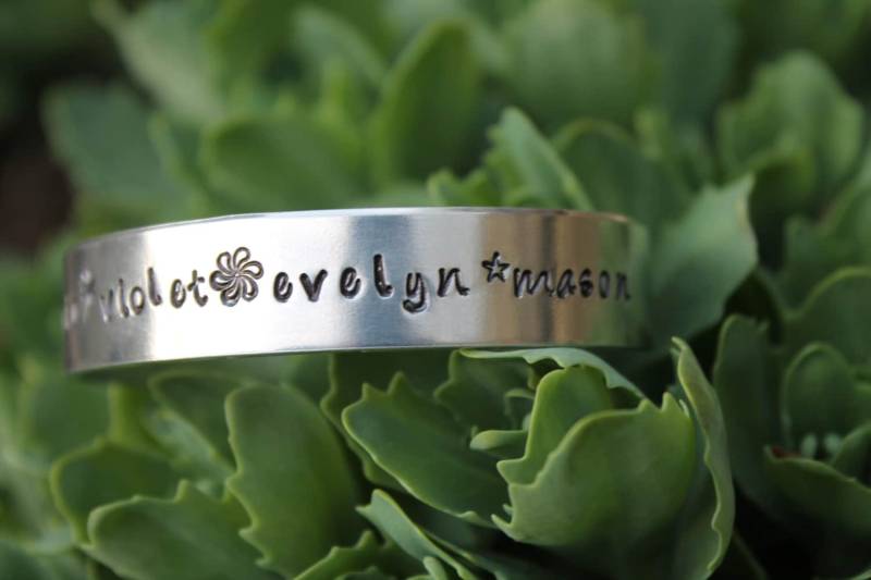 Handstamped Aluminium Manschette Armband, Personalisierte Familie Schmuck Handstamped Aluminium Manschette Armband, Personalisierte Familie Schmuck von madebyjana