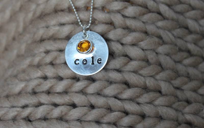 Handstamped Personalisierte Sterlingsilber-Name-Kette Mit Geburtssteine, Mom Schmuck, Mommy Halskette Handstamped Personalisierte Sterlingsilber-Name-Kette Mit Geburtssteine, Mom Schmuck, Mommy Halskette von madebyjana