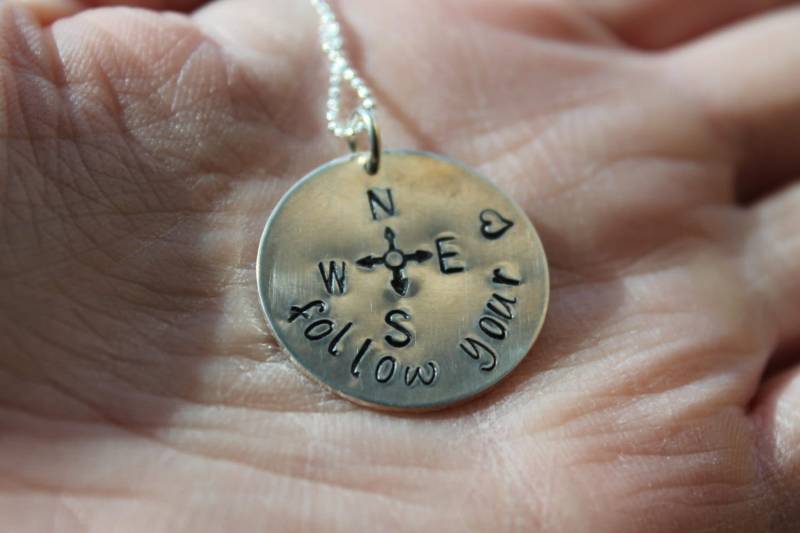 Ruhestand Schmuck, Graduation Follow Your Heart Sterling Silber Halskette, Halskette Reisen, Kompass Lehrer Geschenk Ruhestand Schmuck, Graduation Follow Your Heart Sterling Silber Halskette, Halskette Reisen, Kompass Lehrer Geschenk von madebyjana