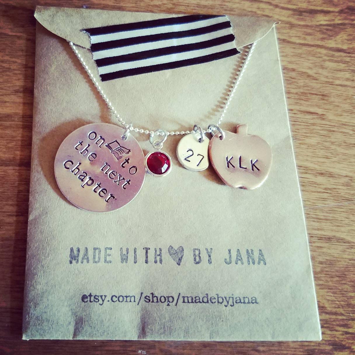 Ruhestand Schmuck, Graduierung Auf Das Nächste Kapitel Sterling Silber Halskette, Buch Lehrer Geschenk, Apple Halskette Ruhestand Schmuck, Graduierung Auf Das Nächste Kapitel Sterling Silber Halskette, Buch Lehrer Geschenk, Apple Halskette von madebyjana