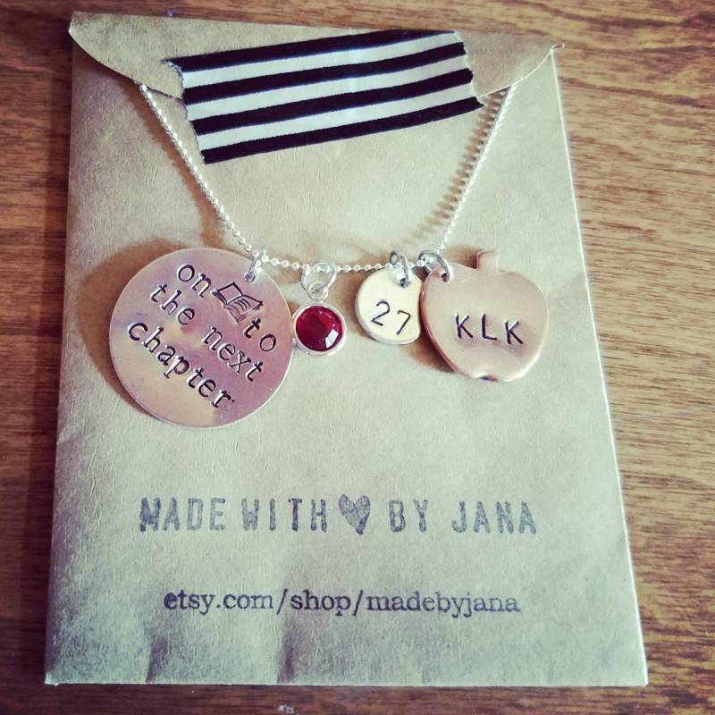 Ruhestand Schmuck, Graduierung Auf Das Nächste Kapitel Sterling Silber Halskette, Buch Lehrer Geschenk, Apple Halskette Ruhestand Schmuck, Graduierung Auf Das Nächste Kapitel Sterling Silber Halskette, Buch Lehrer Geschenk, Apple Halskette von madebyjana