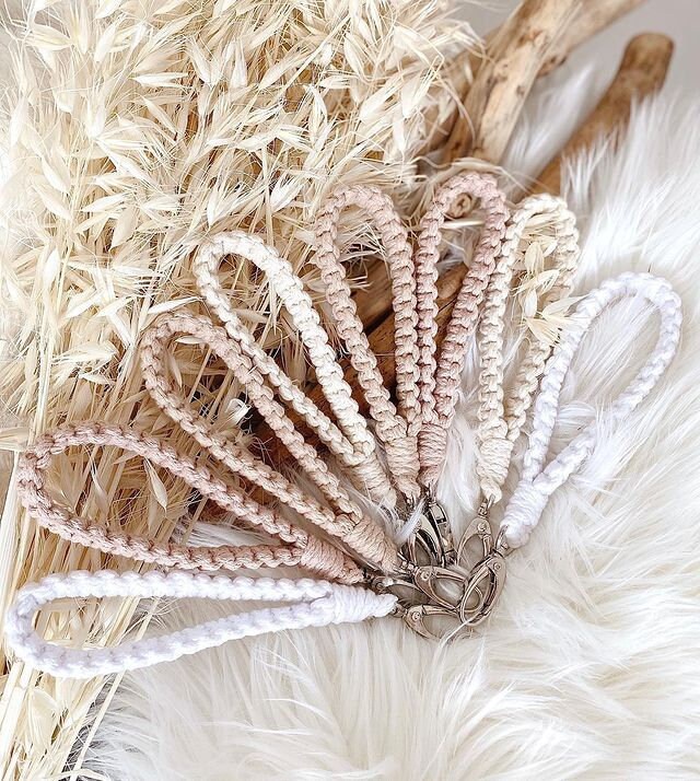 Loop Schlüssel-/Taschenanhänger, Makramee, Anhänger, Boho, Geschenkidee Loop Schlüssel-/Taschenanhänger, Makramee, Anhänger, Boho, Geschenkidee von madebyjuliaRa