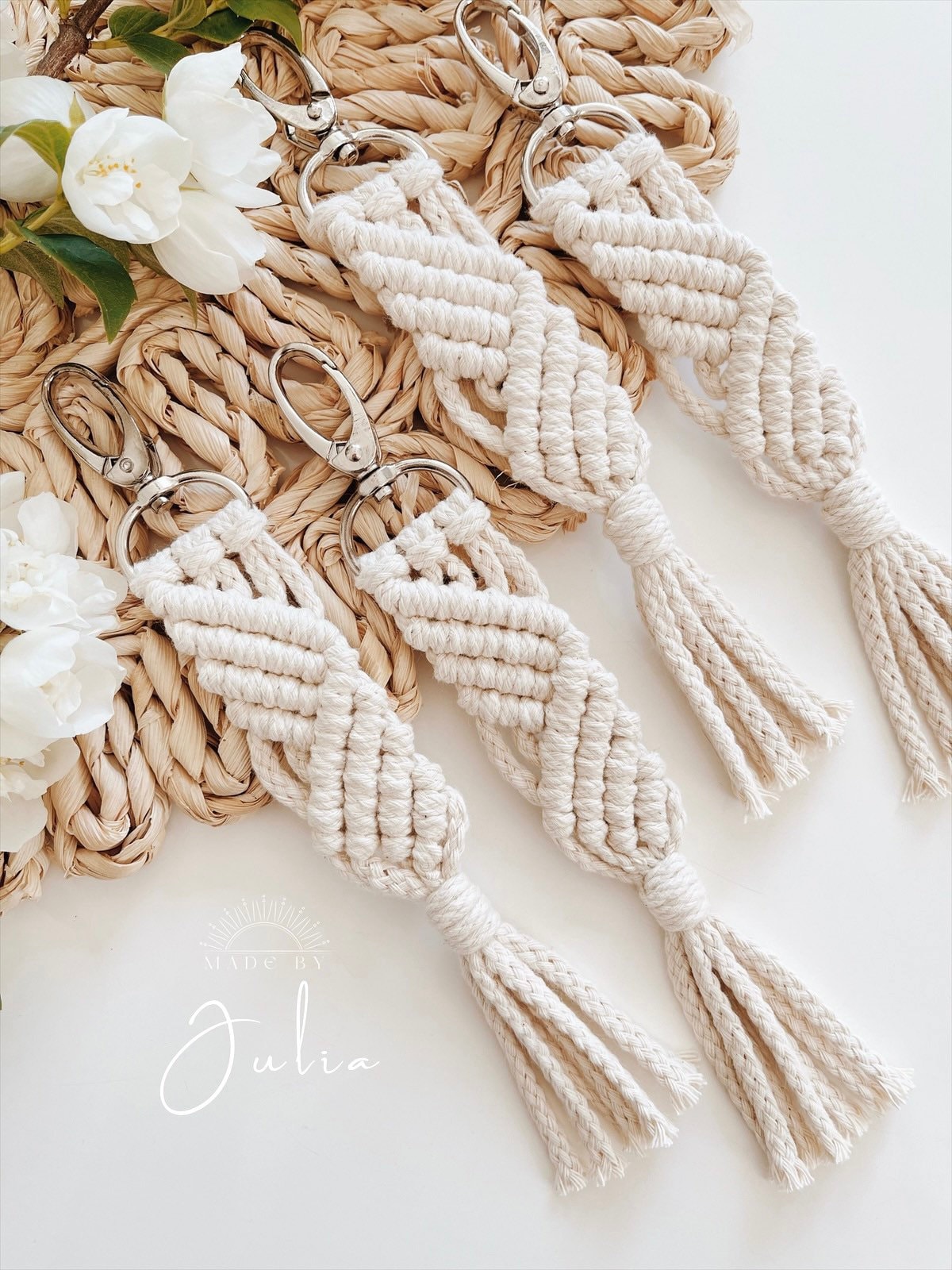 Makramee Schlüssel-/Taschenanhänger "Angel Wings" - Boho Accessoire Geschenkidee Schutzengel Anhänger Makramee Schlüssel-/Taschenanhänger "Angel Wings" - Boho Accessoire Geschenkidee Schutzengel Anhänger von madebyjuliaRa