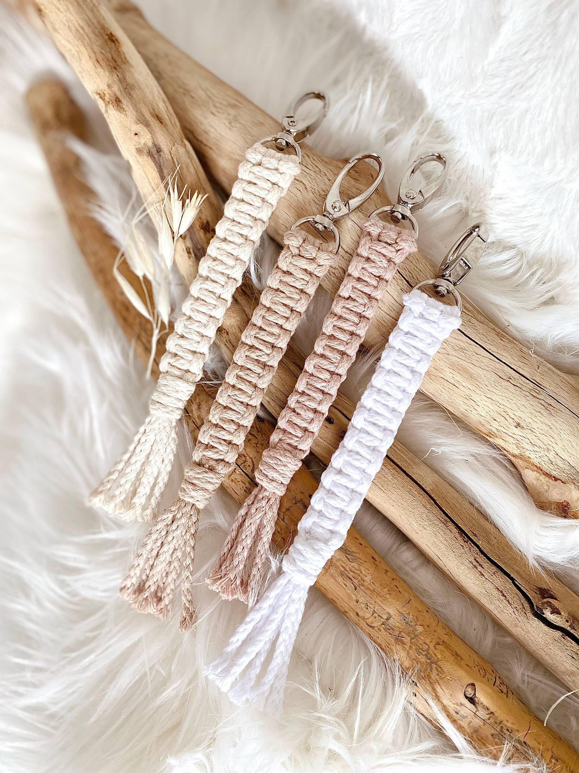 Makramee Schlüssel-/Taschenanhänger - Boho Accessoire Geschenkidee Makramee Schlüssel-/Taschenanhänger - Boho Accessoire Geschenkidee von madebyjuliaRa