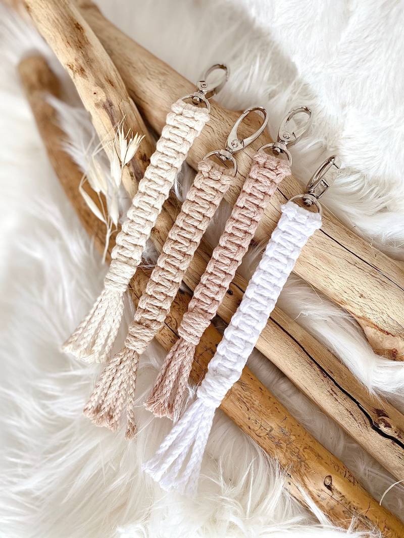 Makramee Schlüssel-/Taschenanhänger - Boho Accessoire Geschenkidee Makramee Schlüssel-/Taschenanhänger - Boho Accessoire Geschenkidee von madebyjuliaRa