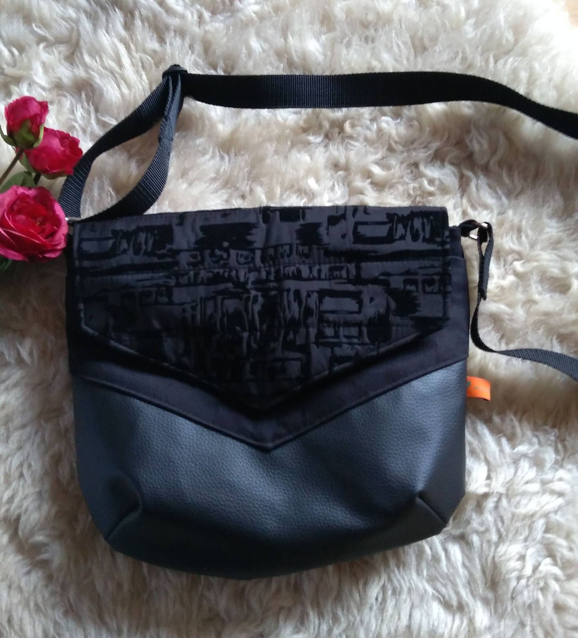 Schultertasche "Vara" - Schwarz-Weiß, Baumwolle & Kunstleder, Magnetverschluss von madebymabeDesign