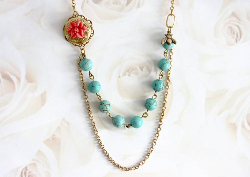 Blumen Medaillon Halskette Türkis Perlen, Messing Bienen Anhänger von madebymoe