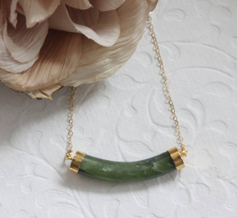 Echte Jade Bar Halskette 14K Gold Filled Anhänger, März Geburtsstein von madebymoe