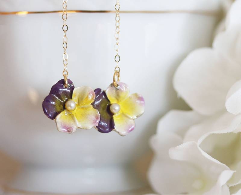 Emaille-stiefmütterchen-Halskette Vintage-Blumenanhänger An 14K Vergoldeter Kette von madebymoe