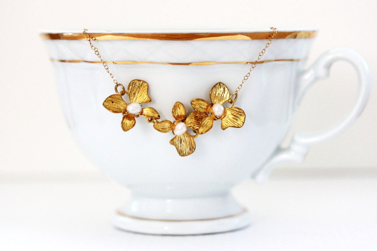 Gold Blume Halskette Mit Perle, Brautjungfer Geschenk von madebymoe