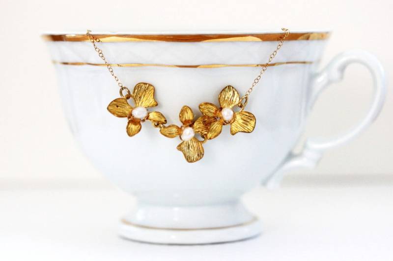 Gold Blume Halskette Mit Perle, Brautjungfer Geschenk von madebymoe