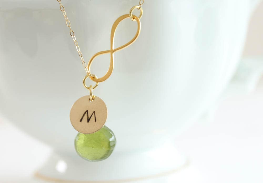 Personalisierte Gold Filled Infinity Halskette Peridot Dezember Geburtsstein, Anfangsmonogramm von madebymoe