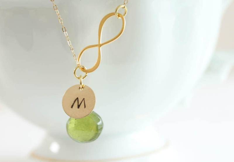 Personalisierte Gold Filled Infinity Halskette Peridot Dezember Geburtsstein, Anfangsmonogramm von madebymoe