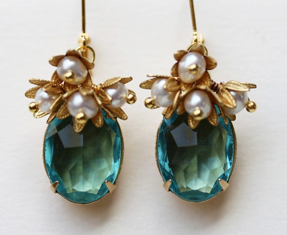 Türkisfarbene Glasohrringe Vintage Perlencluster, Vergoldete Klappbrisuren von madebymoe