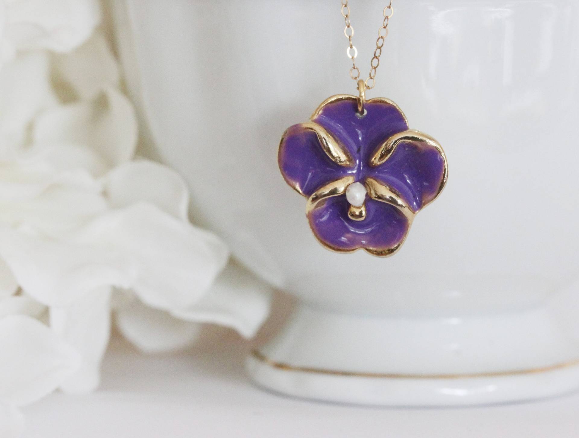 Vintage Email Stiefmütterchen Anhänger Gold Filled Kette, Süßwasserperle von madebymoe