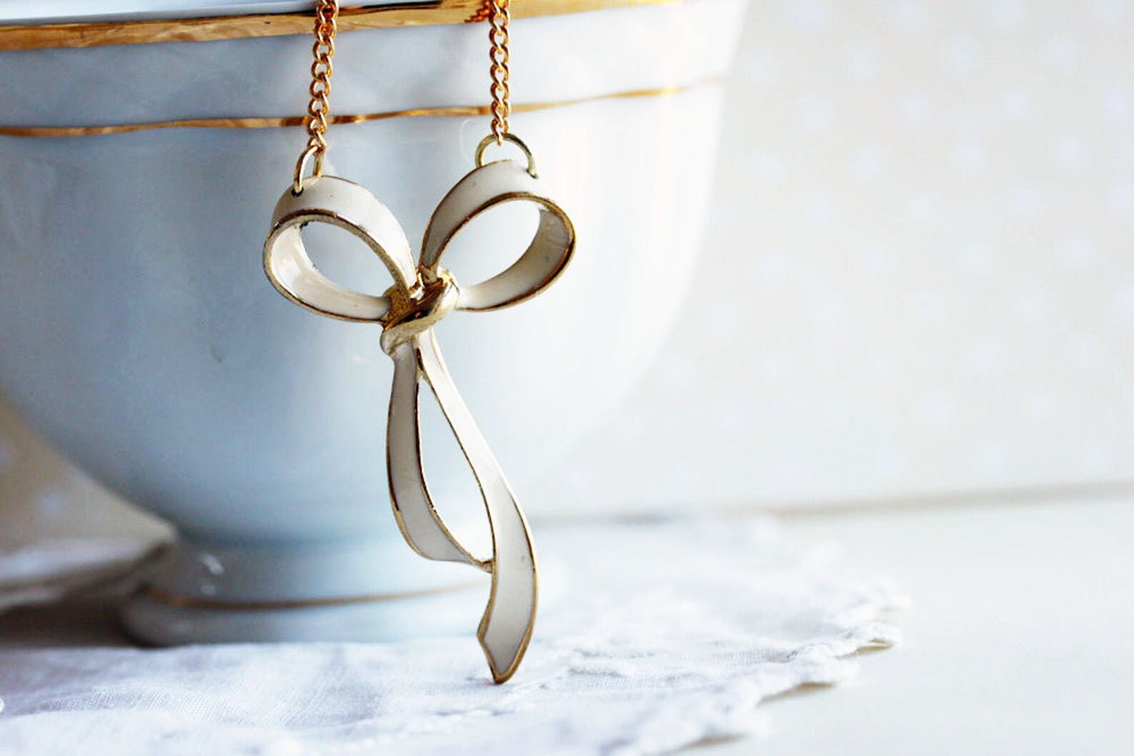 Vintage Emaille Bogen Anhänger Vergoldeter Band Schmuck von madebymoe