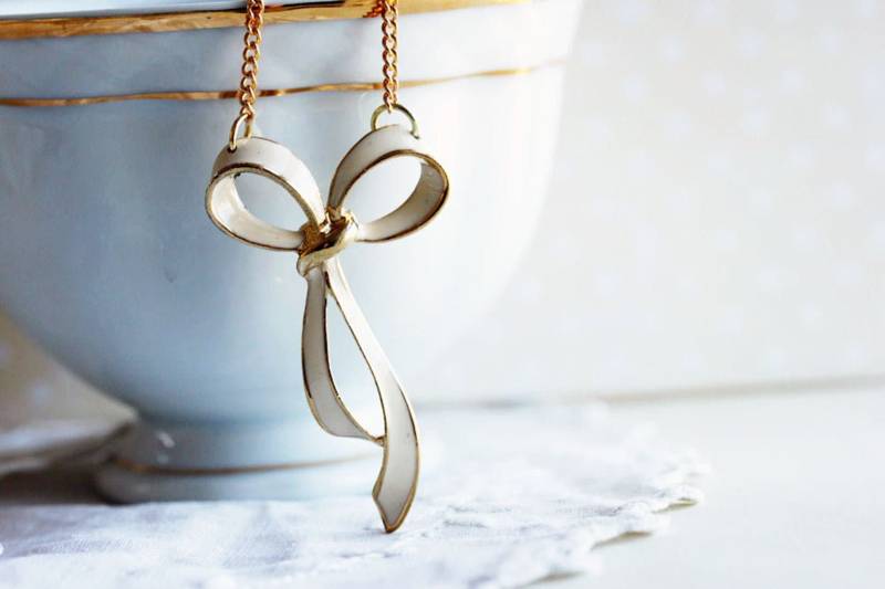 Vintage Emaille Bogen Anhänger Vergoldeter Band Schmuck von madebymoe