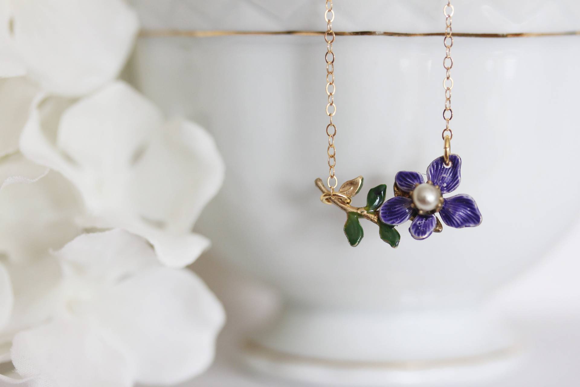 Vintage Emaille-stiefmütterchen-Halskette Gold Gefüllter Viola Blumenanhänger von madebymoe