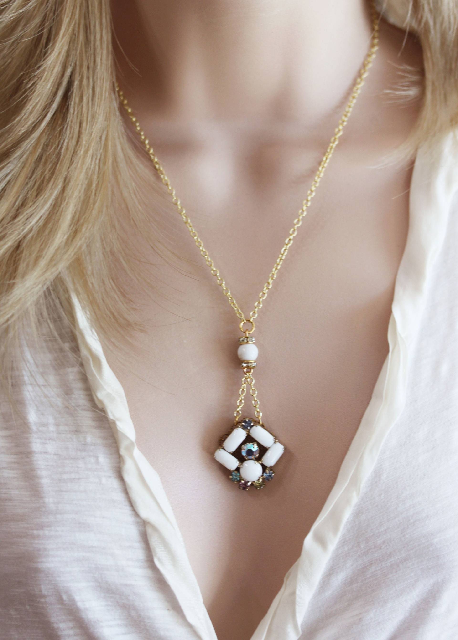 Vintage Milchglas Anhänger Halskette Strass Kristall, Goldkette von madebymoe