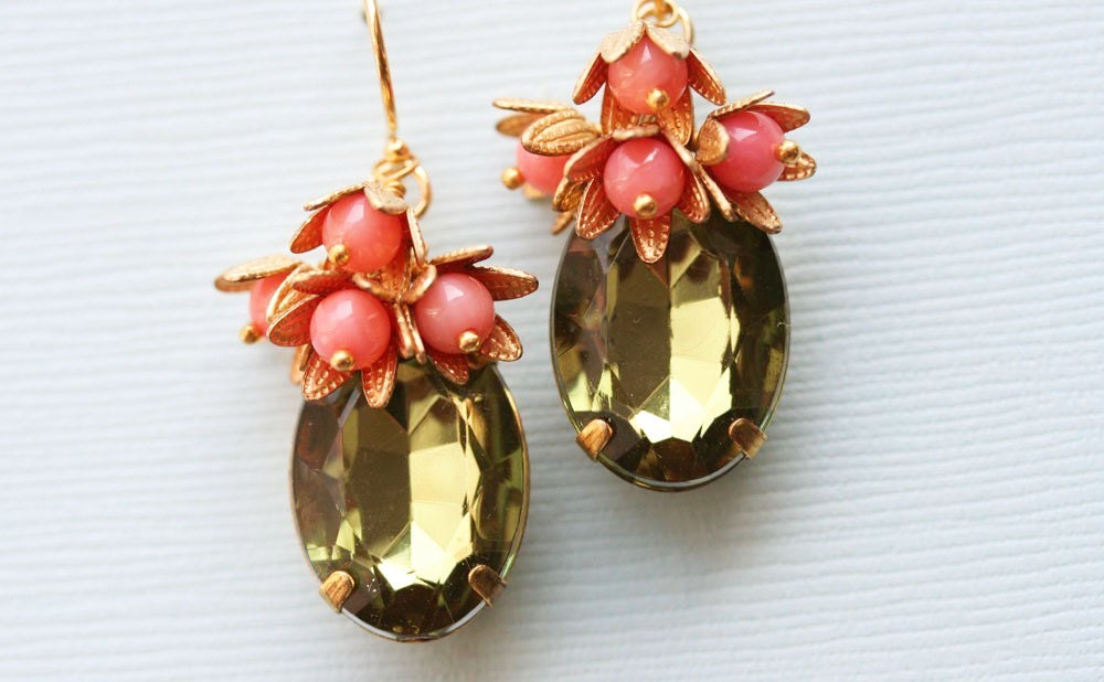 Vintage Olivgrüne Kristall Ohrringe Coral Stone Messing Baumeln von madebymoe