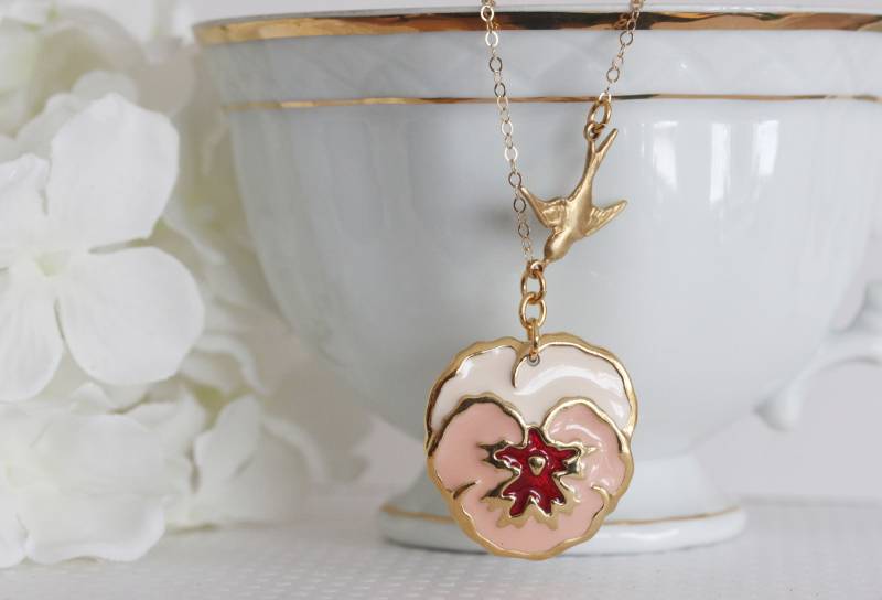 Vintage Rosa Stiefmütterchen-Halskette Emaille Anhänger, Gold Filled Kette von madebymoe