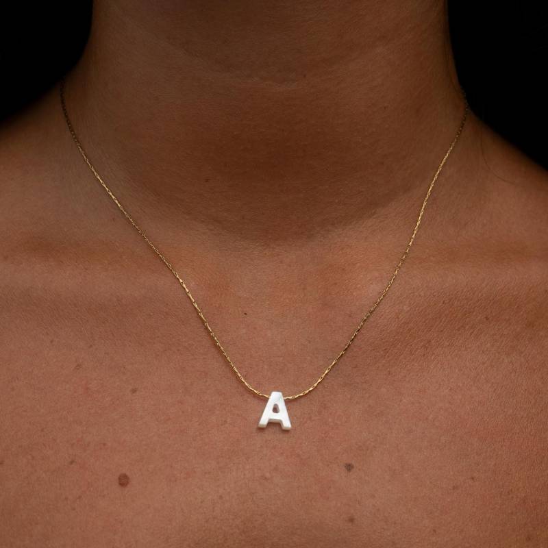 Buchstabenkette Gold Halskette Mit Buchstaben Anhänger Aus Perlmutt Initialen Freundschaftskette Geschenk Für Sie von madebynami