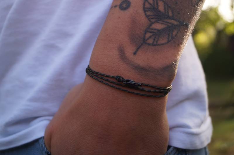 Dünnes Wickelarmband Mit Karabiner Verschluss - Handmade Surfer Armband Verstellbar & Wasserfest Geschenk Für Männer | Trail Schwarz von madebynami