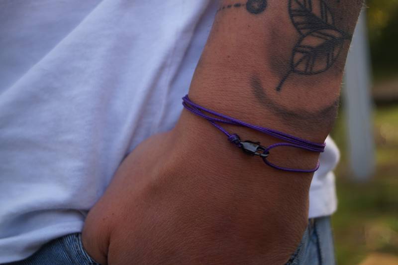 Dünnes Wickelarmband Mit Karabiner Verschluss - Handmade Unisex Surfer Armband Verstellbar & 100% Wasserfest Geschenk Für Männer + Sie von madebynami