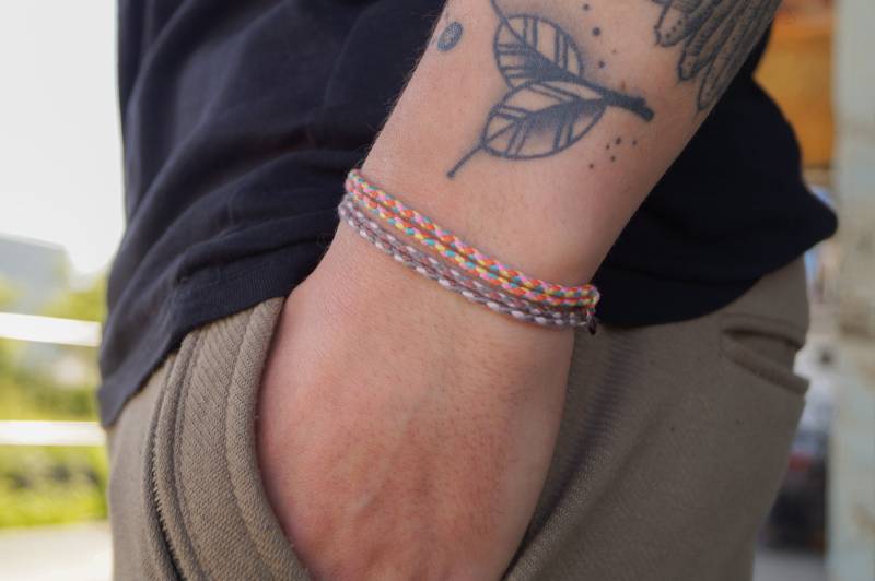 Surfer Armband 2Er Set Für Damen Herren - Handmade Boho Festival Schmuck Surferarmband Strand Accessoires Wasserfest Und Verstellbar Cb von madebynami