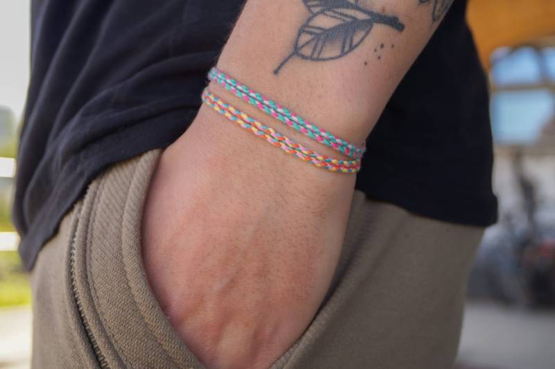 Surfer Armband 2Er Set Für Damen Herren - Handmade Boho Festival Schmuck Surferarmband Strand Accessoires Wasserfest Und Verstellbar R von madebynami