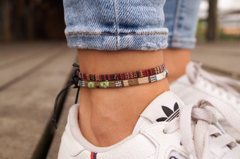 Surfer Strand Fußband 2Er Set Damen Herren - 2x Boho Ethno Fußkettchen Frauen Handmade Festival Schmuck 100% Wasserfest & Verstellbar von madebynami