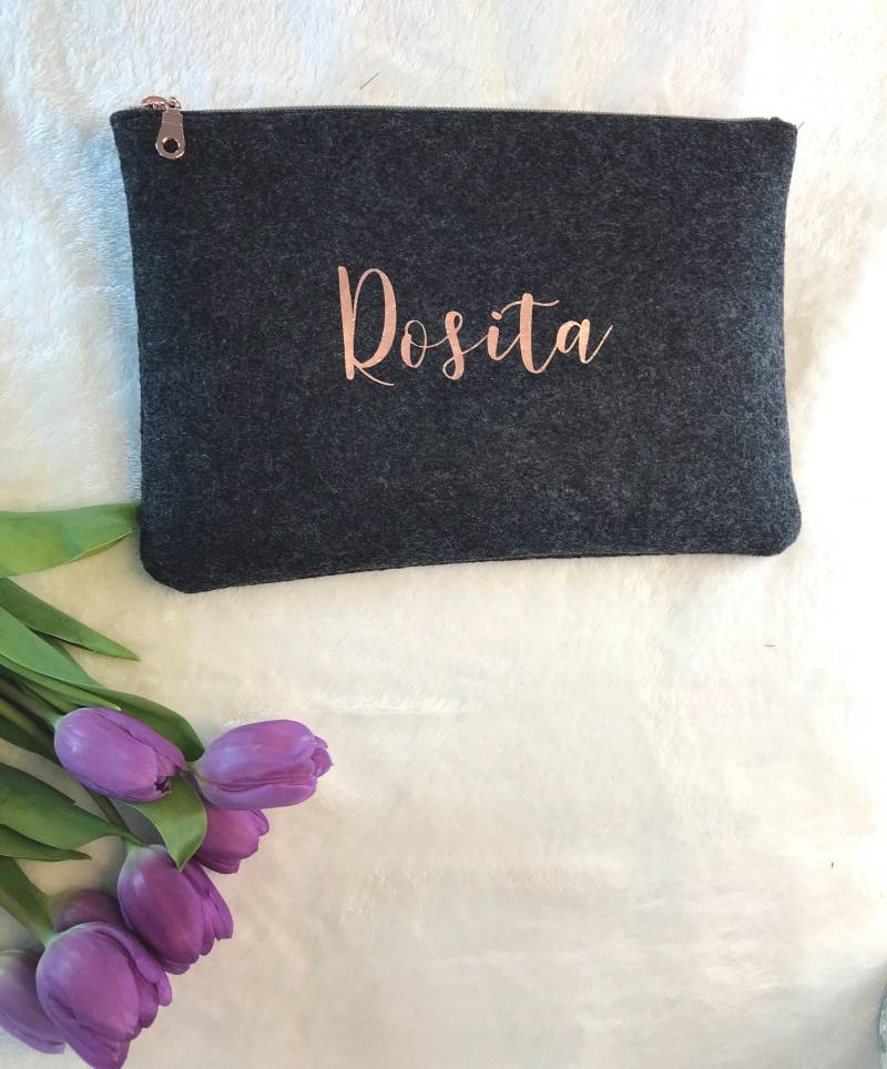 Personalisierte Kosmetiktasche Aus Filz Mit Name Und Reißverschluß in Silber Oder Rosegold Farbe von madebyvani