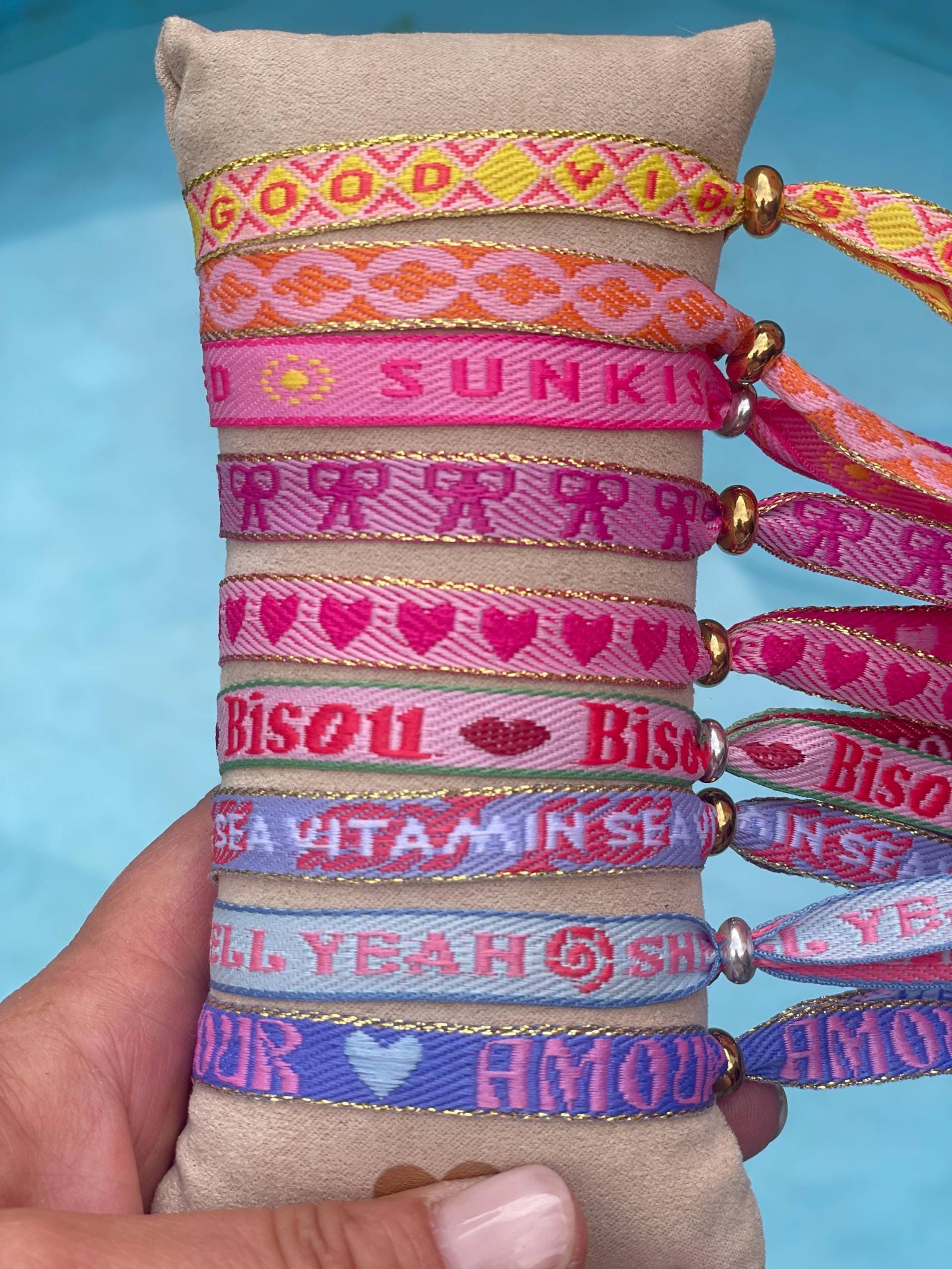 Festival Armband Neue Designs Stoffarmband Ibizastyle Statement Text Sommer Neon Boho Hippie Good Vibes Waves Smiley Freundschaftsarmband von madeinmoonshineshop