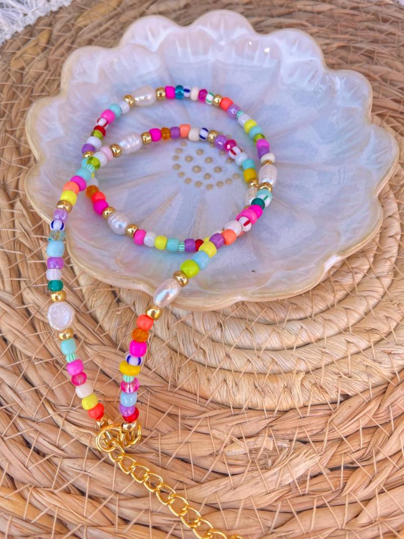 Kette Perlen Sommer Perlenkette Kurze Halskette Süßwasserperle Bunt Boho Ibiza Style Geschenk Freundin Urlaub Lieblingskette von madeinmoonshineshop
