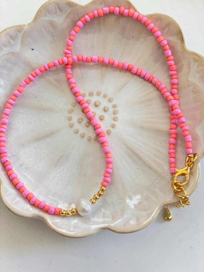 Kette Perlen Sommer Perlenkette Kurze Halskette Süßwasserperle Orange Rosa Boho Ibiza Style Geschenk Freundin Urlaub Lieblingskette von madeinmoonshineshop
