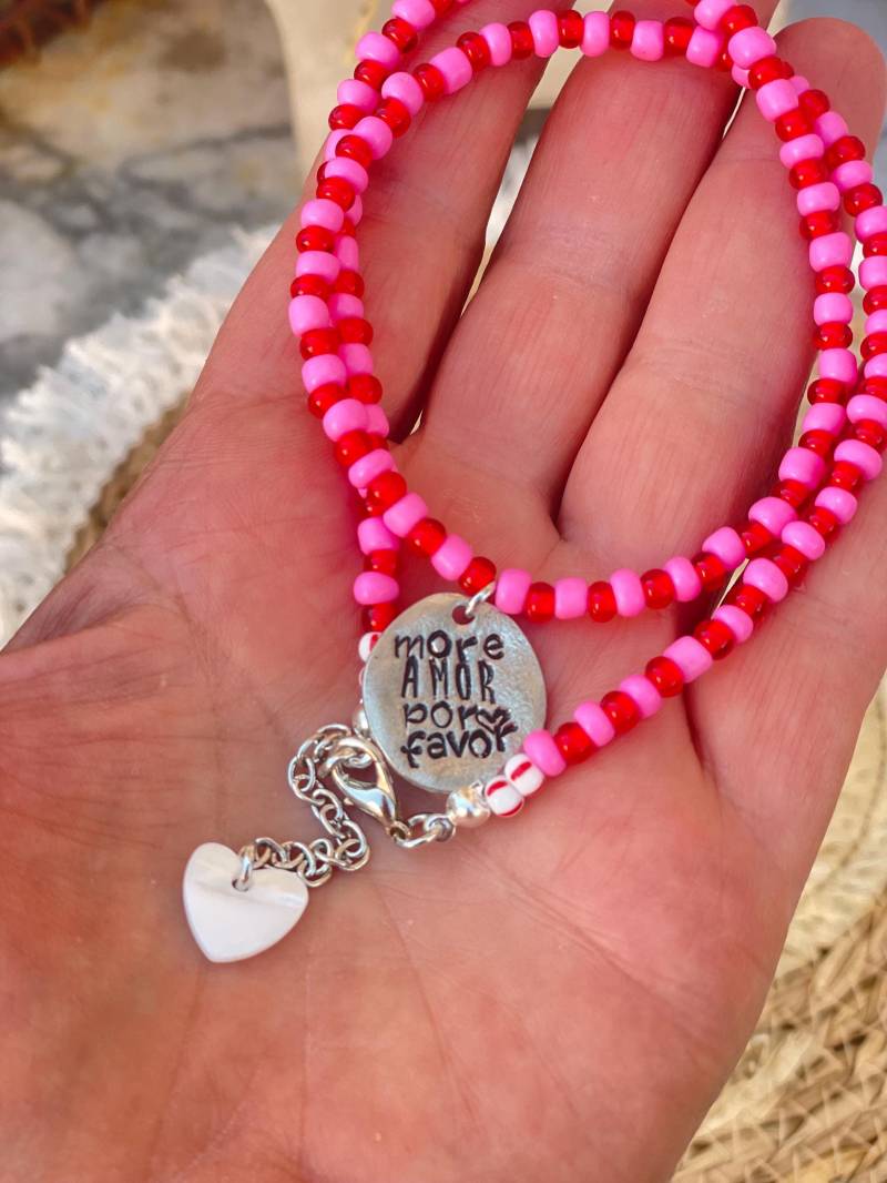 Kurze Kette Perlen Sommer Perlenkette Halskette "More Amor Por Favor" Boho Ibiza Style Geschenk Freundin Lieblingskette Handgestempelt Love von madeinmoonshineshop