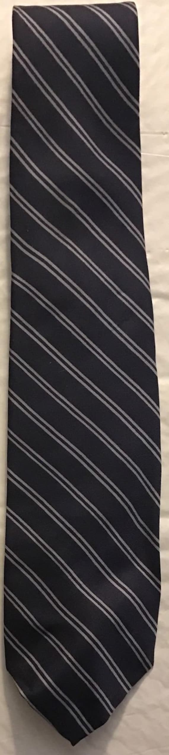 Brooks Brothers 100% Seide Marine Gestreifte Krawatte Brooks Brothers 100% Seide Marine Gestreifte Krawatte von madeinnevada