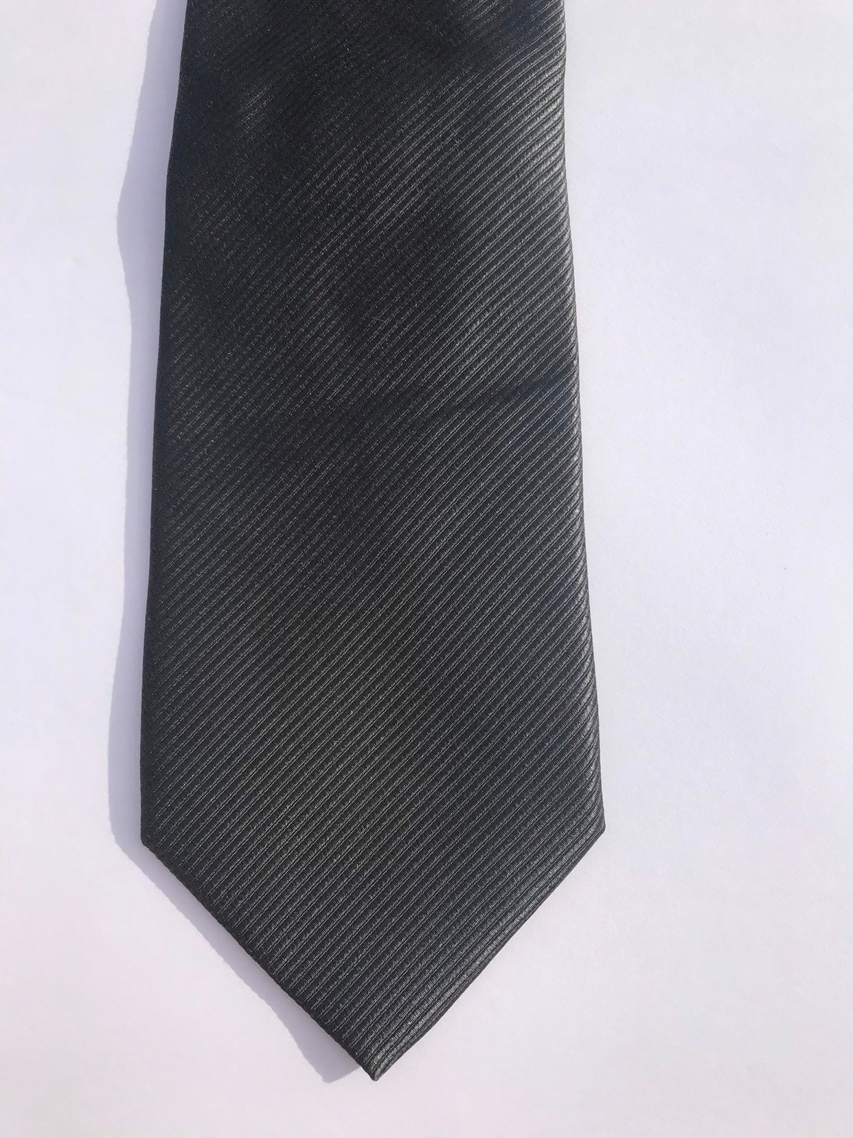Vintage Giorgio Armani Krawatte - Dunkelgrau Und Schwarz Gestreift Vintage Giorgio Armani Krawatte - Dunkelgrau Und Schwarz Gestreift von madeinnevada