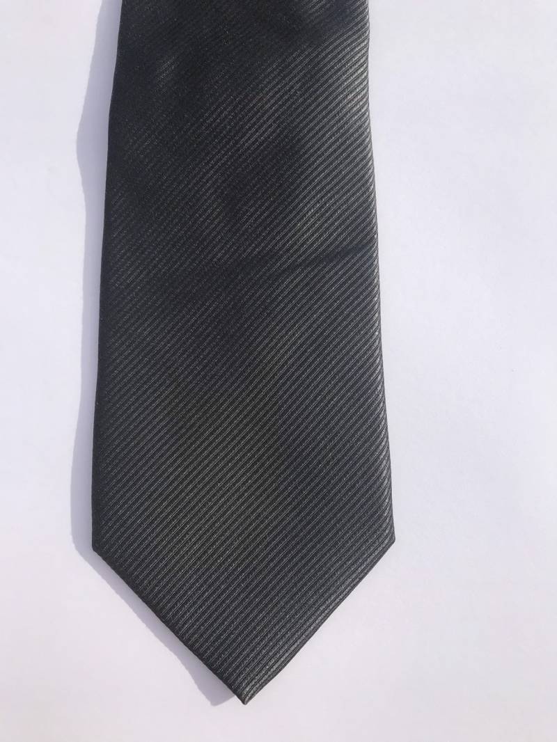 Vintage Giorgio Armani Krawatte - Dunkelgrau Und Schwarz Gestreift Vintage Giorgio Armani Krawatte - Dunkelgrau Und Schwarz Gestreift von madeinnevada
