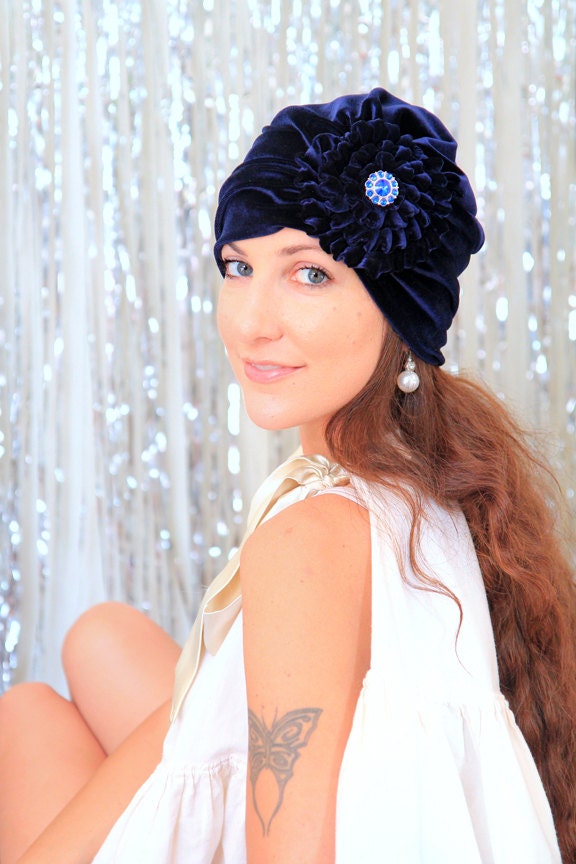 Turban Mit Blume - Marineblauer Samt Headwrap in Damen Boho Style Haar Wrap 24 Farben von mademoisellemermaid