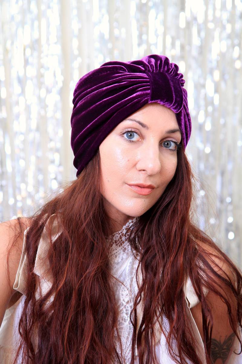 Turban in Pflaume Samt - Frauen Kopftuch Voller Turbane Für Viele Farben von mademoisellemermaid