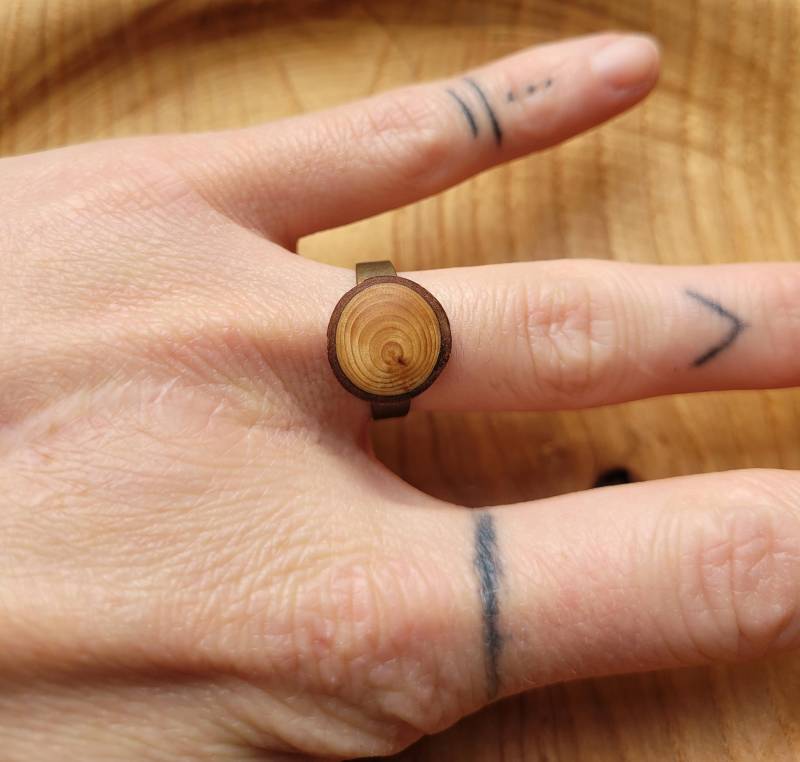 Feiner Ring Mit Kleiner Astscheibe Aus Dem Holz Des Mammutbaums von maderamar
