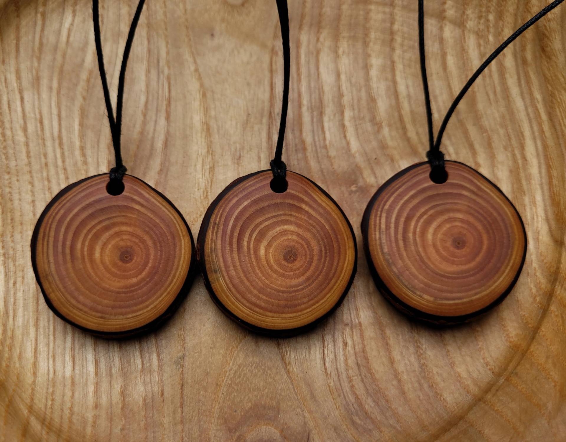 Großer Natürlicher Kettenanhänger Aus Holz Der Lärche, Vegan Und Handgefertigt von maderamar