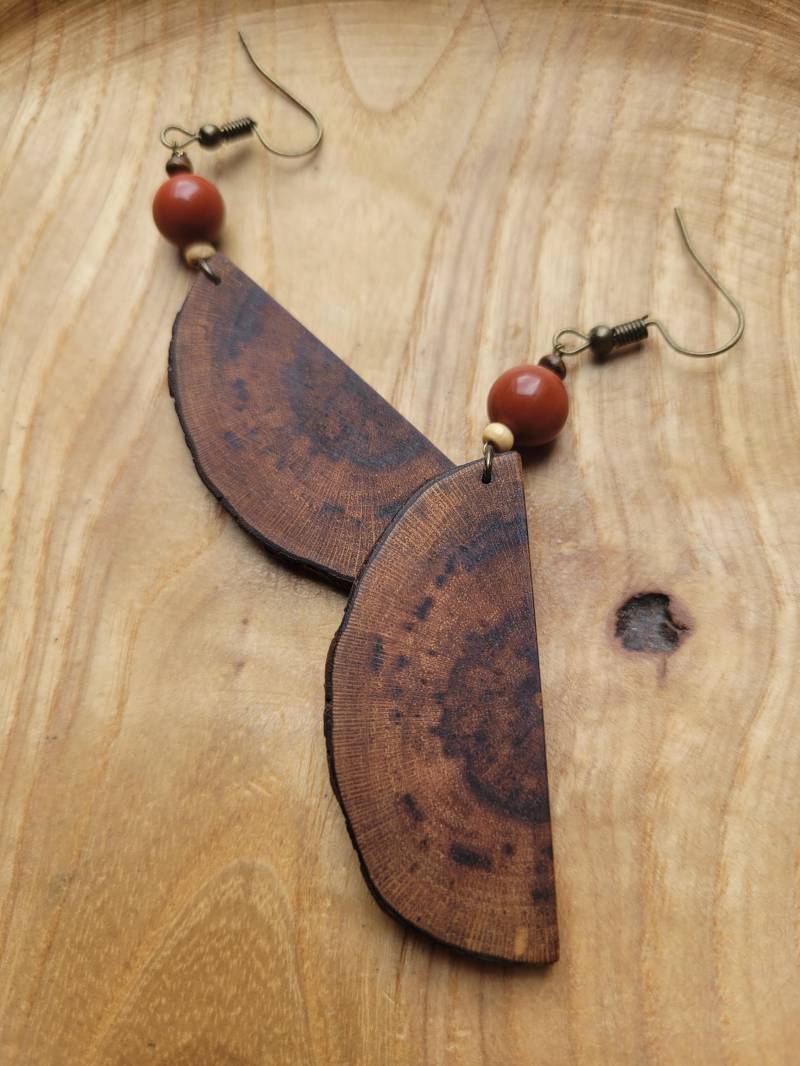 Hängeohrringe Aus Holz Der Dornfelder Weinrebe Und Roten Jaspis Edelsteinperlen - Vegan & Ökologisch Nachhaltig von maderamar