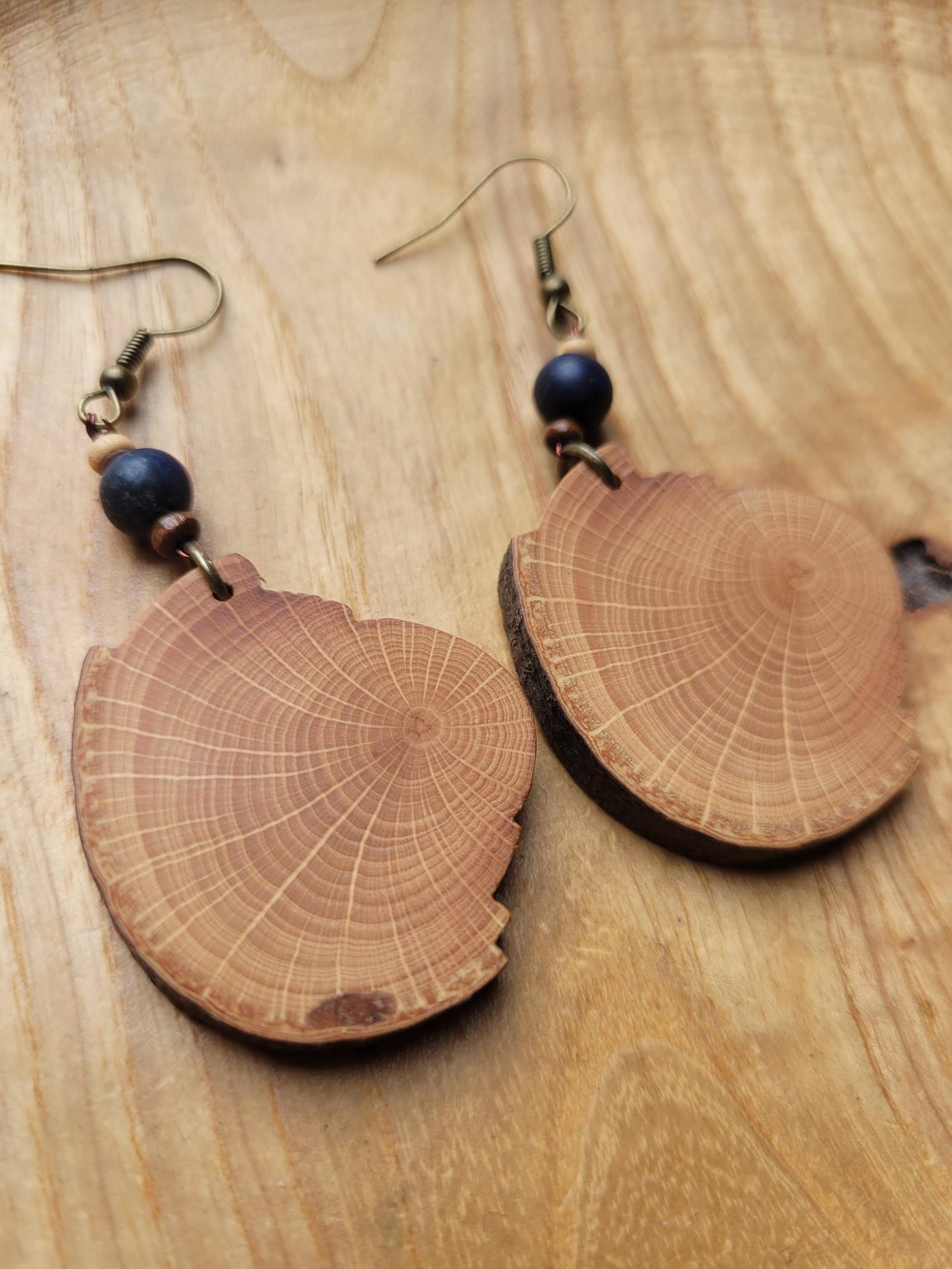 Holzohrringe Aus Buche Mit Dunkelblauen Lapislazuli Perlen, Natürlich, Vegan & Ökologisch Unikat von maderamar