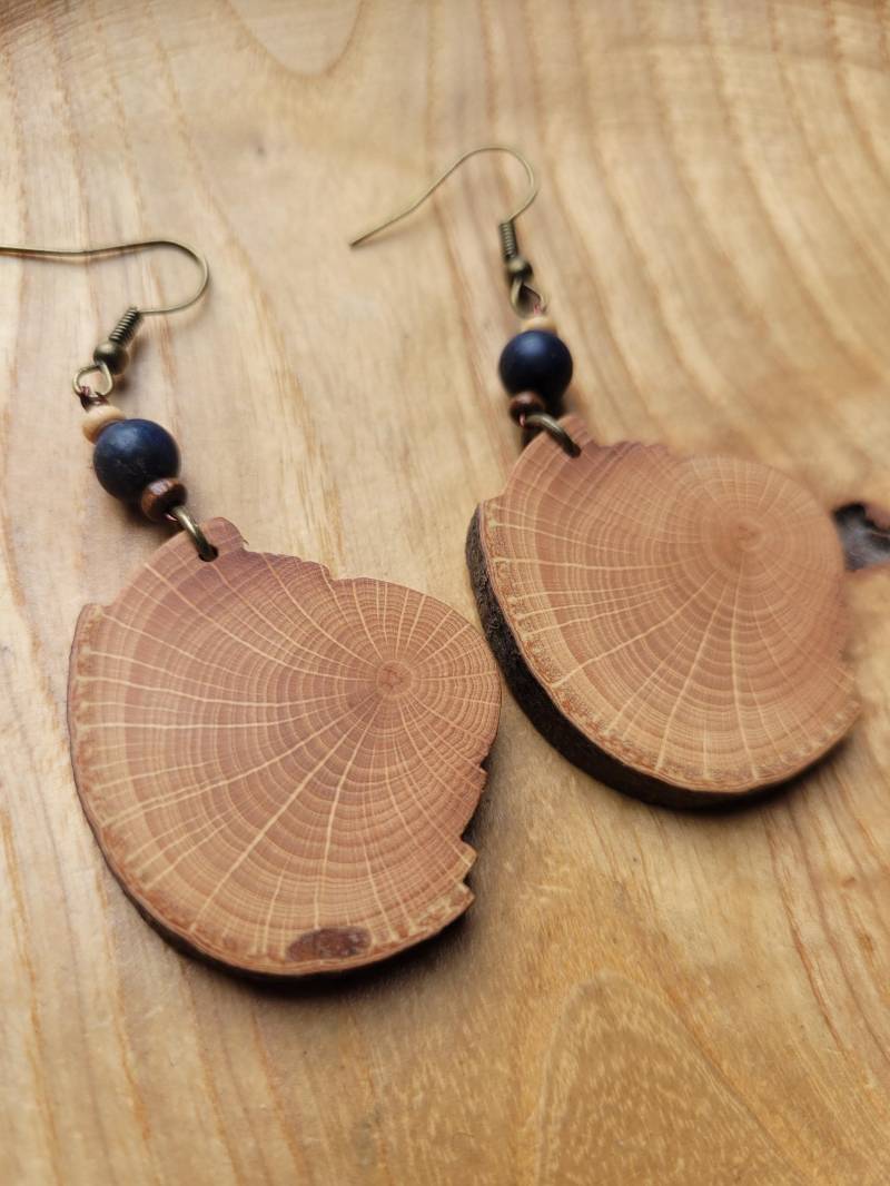 Holzohrringe Aus Buche Mit Dunkelblauen Lapislazuli Perlen, Natürlich, Vegan & Ökologisch Unikat von maderamar