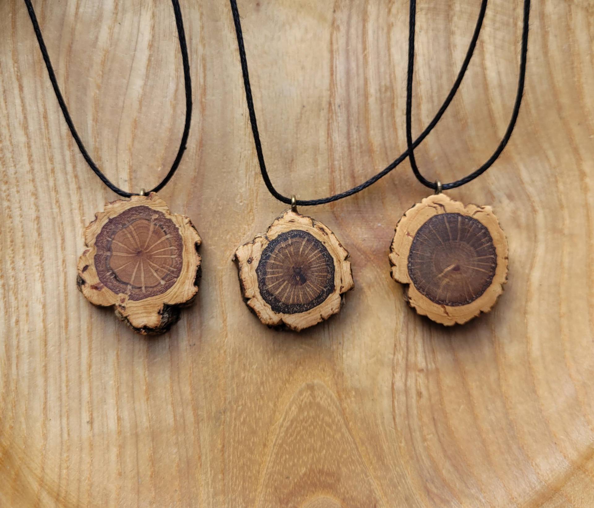 Kleiner Holzanhänger Aus Korkeiche, Holzkette, Vegan, Unikat von maderamar