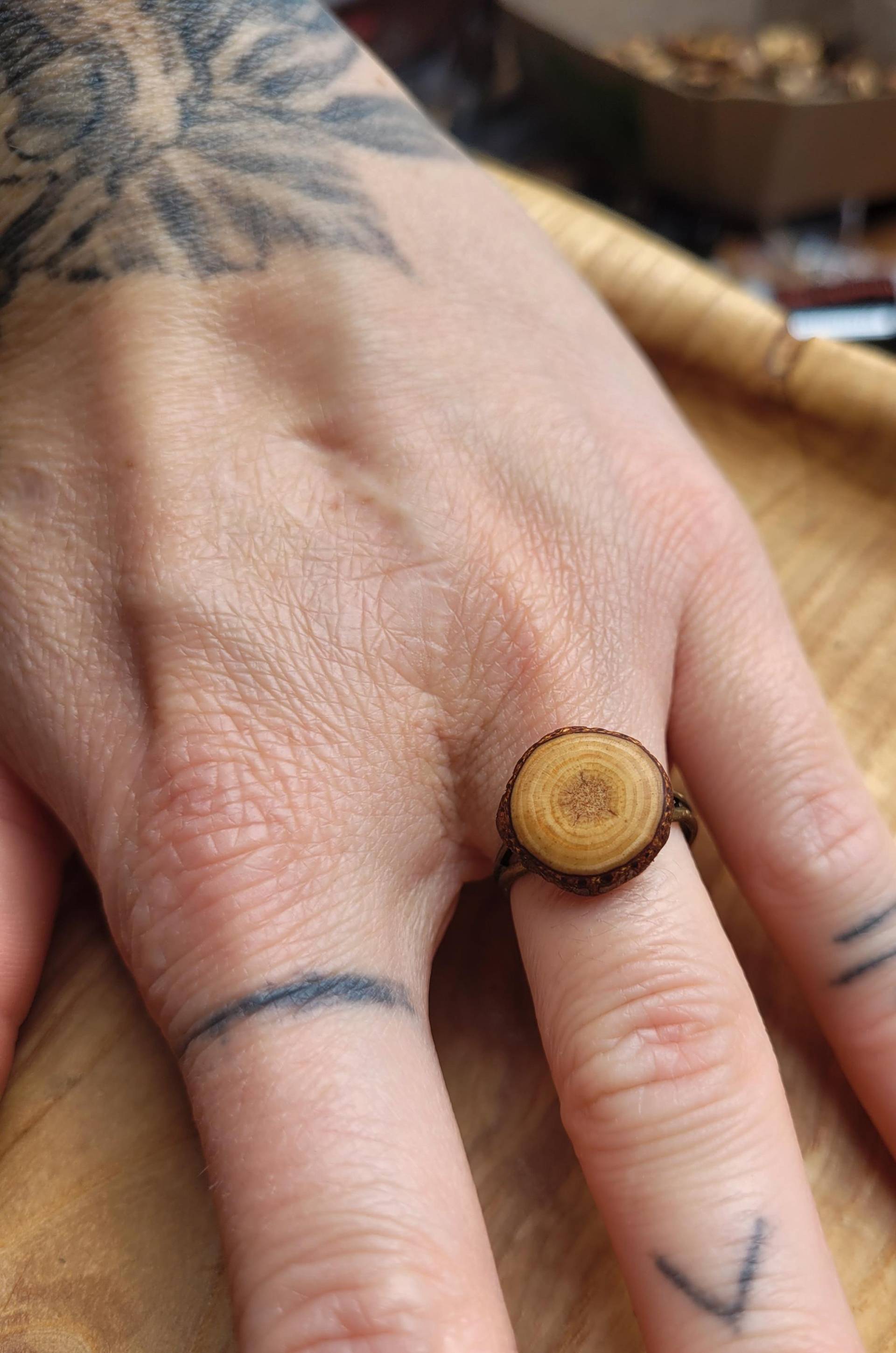 Messing Ring Mit Feiner Astscheibe Aus Kiefernholz Messing Ring Mit Feiner Astscheibe Aus Kiefernholz von maderamar
