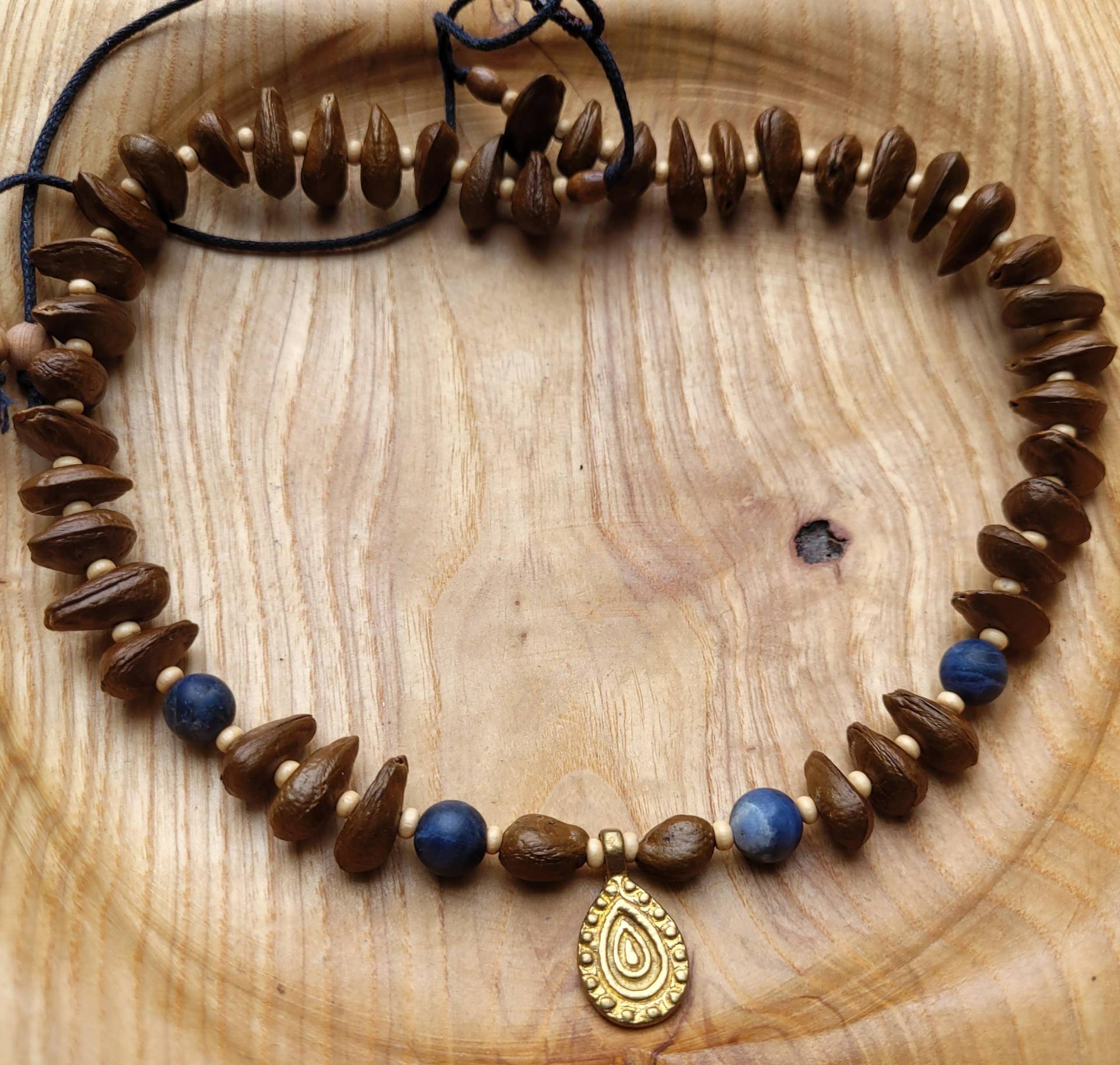 Natürliche Halskette, Handgefertigt Aus Kernen Und Dunklen Sodalith Perlen Mit Messing Elementen von maderamar