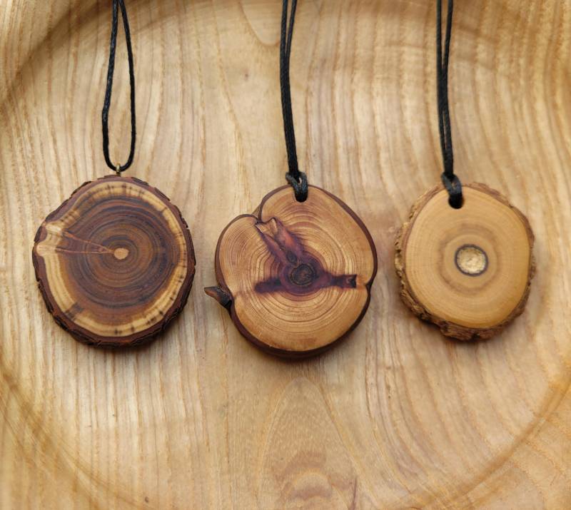 Natürliche Holzkette, Handgefertigte Unikate, Perückenstrauch, Mammutbaum, Holunder von maderamar